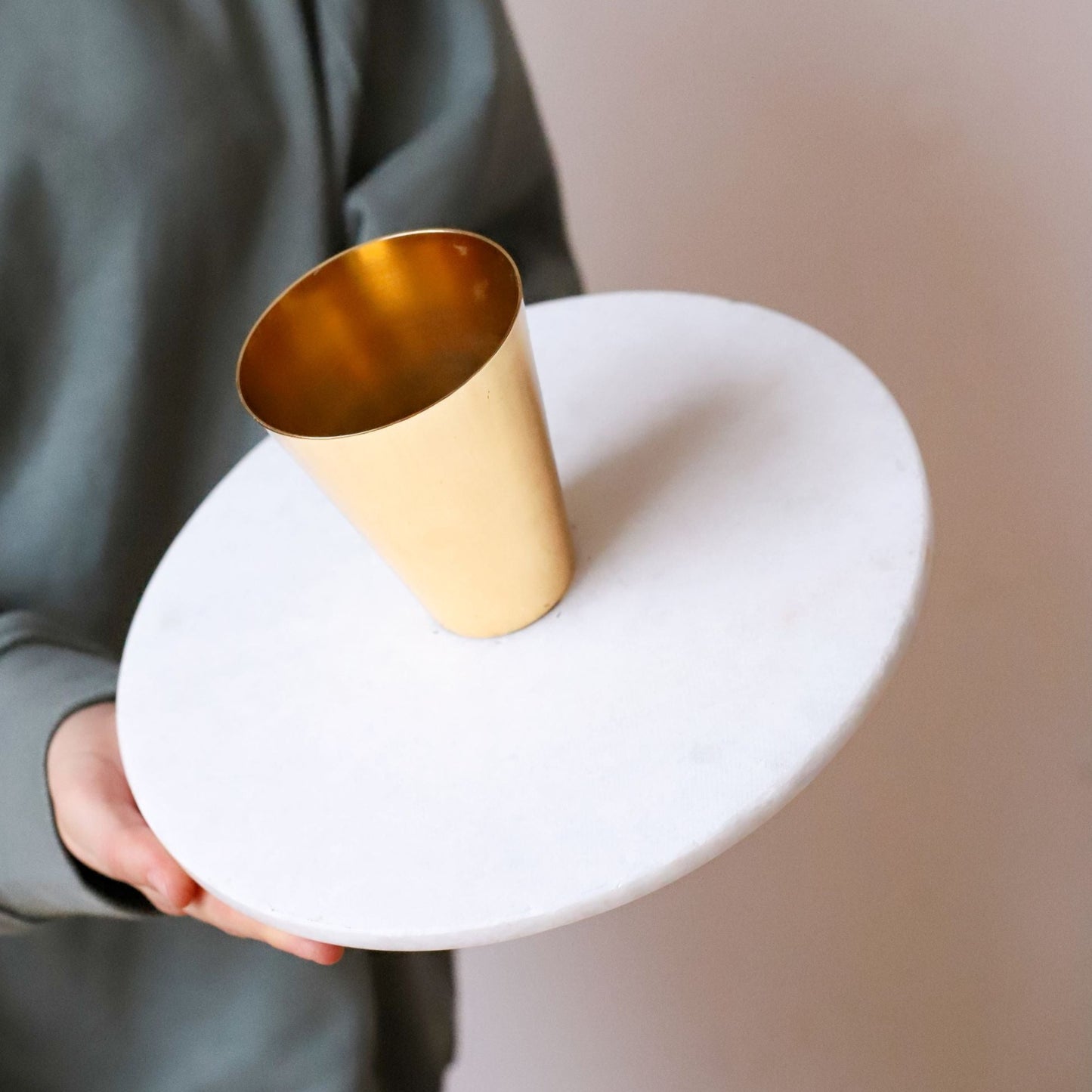 Beyaz Mermer Gold Metal Ayaklı Sunumluk