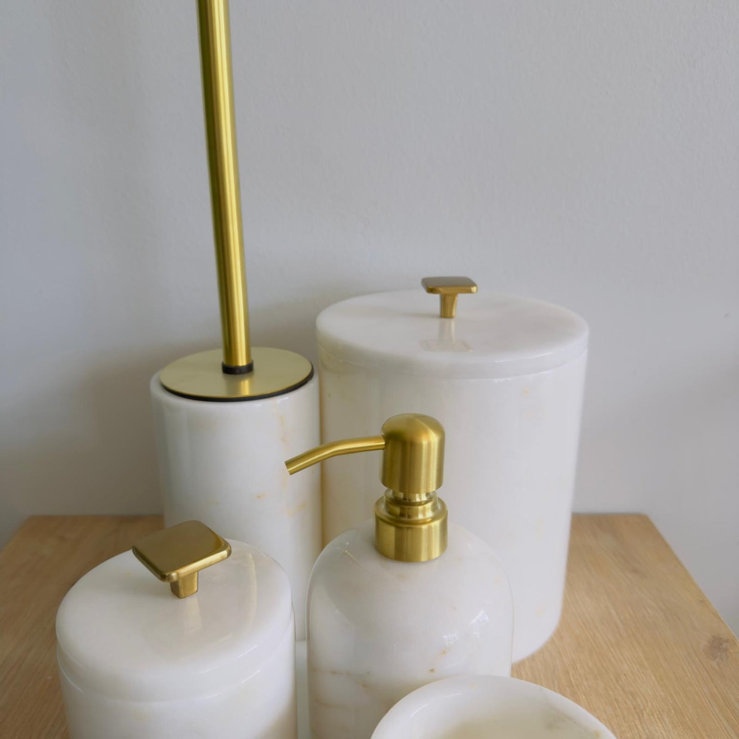 Beyaz Mermer Gold Renk Metal Aparatlı 7'li Banyo Seti